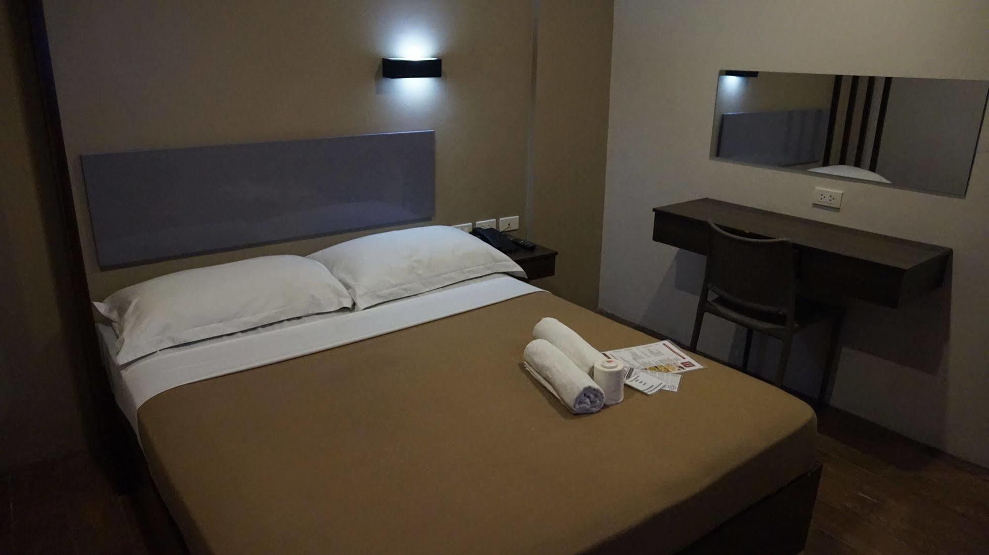 Oyo 637 Fox Hotel 케손시티 외부 사진