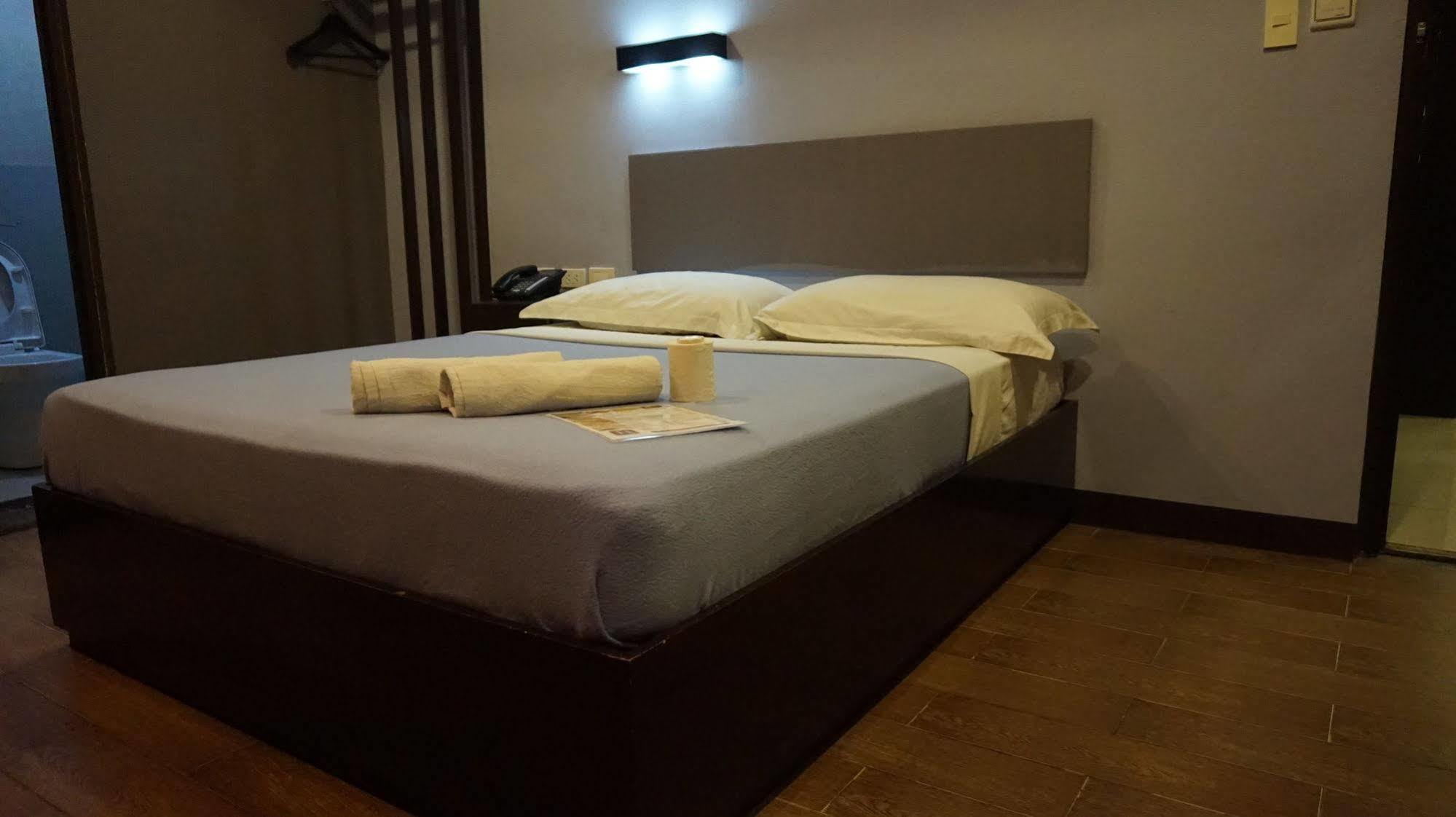 Oyo 637 Fox Hotel 케손시티 외부 사진
