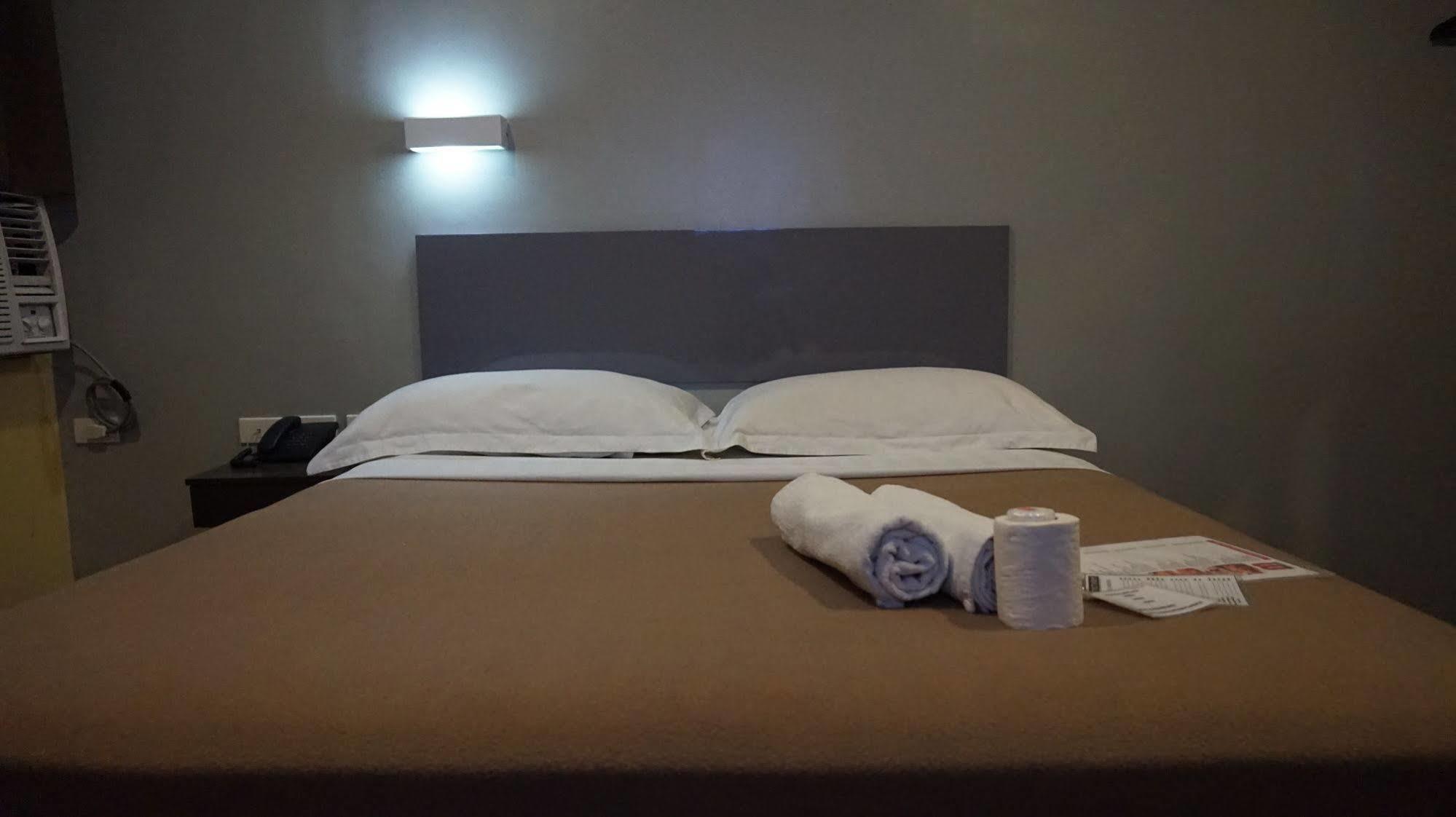 Oyo 637 Fox Hotel 케손시티 외부 사진