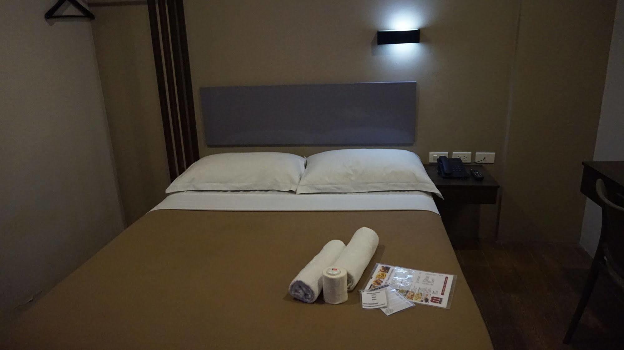 Oyo 637 Fox Hotel 케손시티 외부 사진