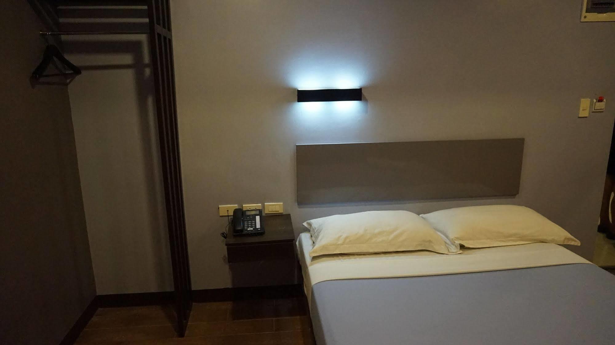 Oyo 637 Fox Hotel 케손시티 외부 사진