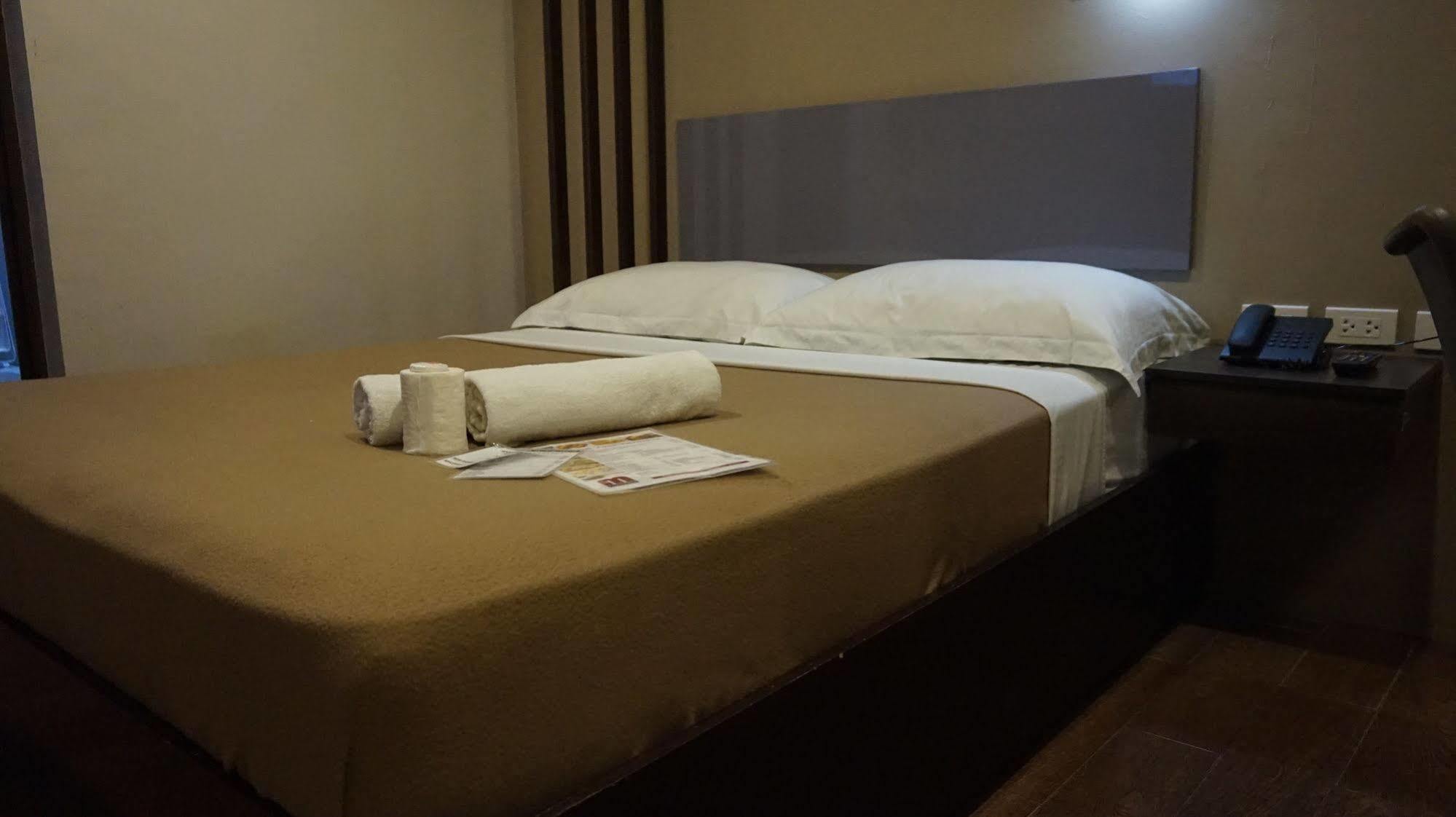 Oyo 637 Fox Hotel 케손시티 외부 사진